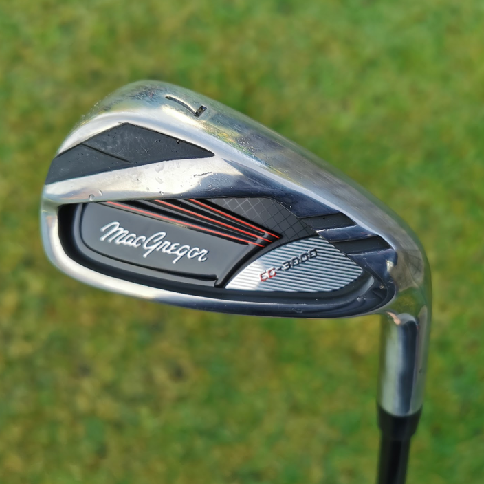 Macgregor CG3000 Golf Club Set showing the various clubs