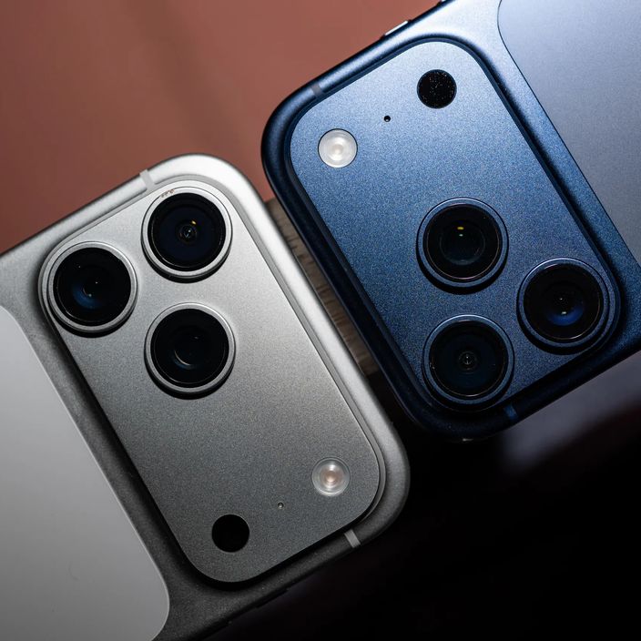  iPhone 15 Pro side view