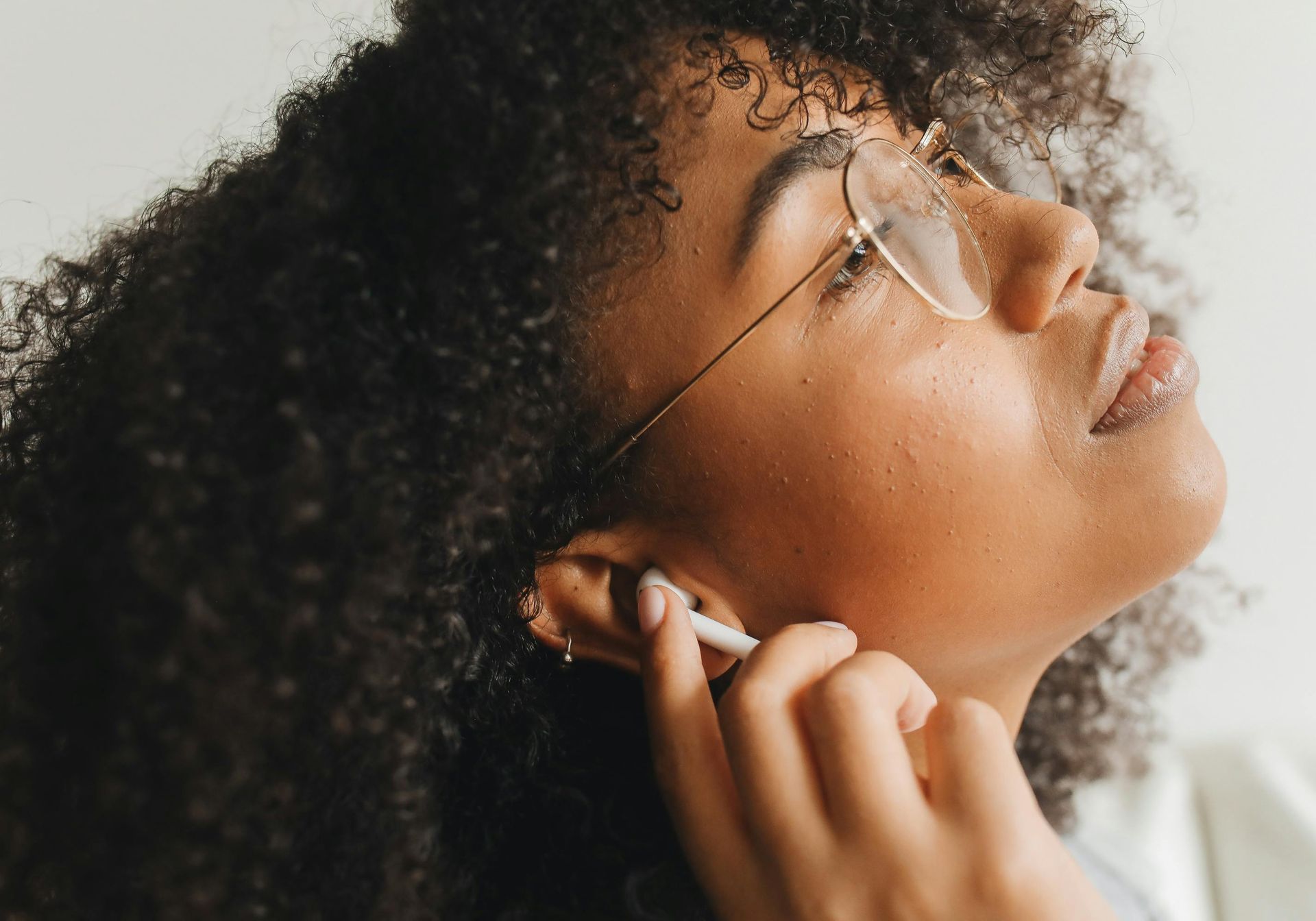 A women wearing airpods