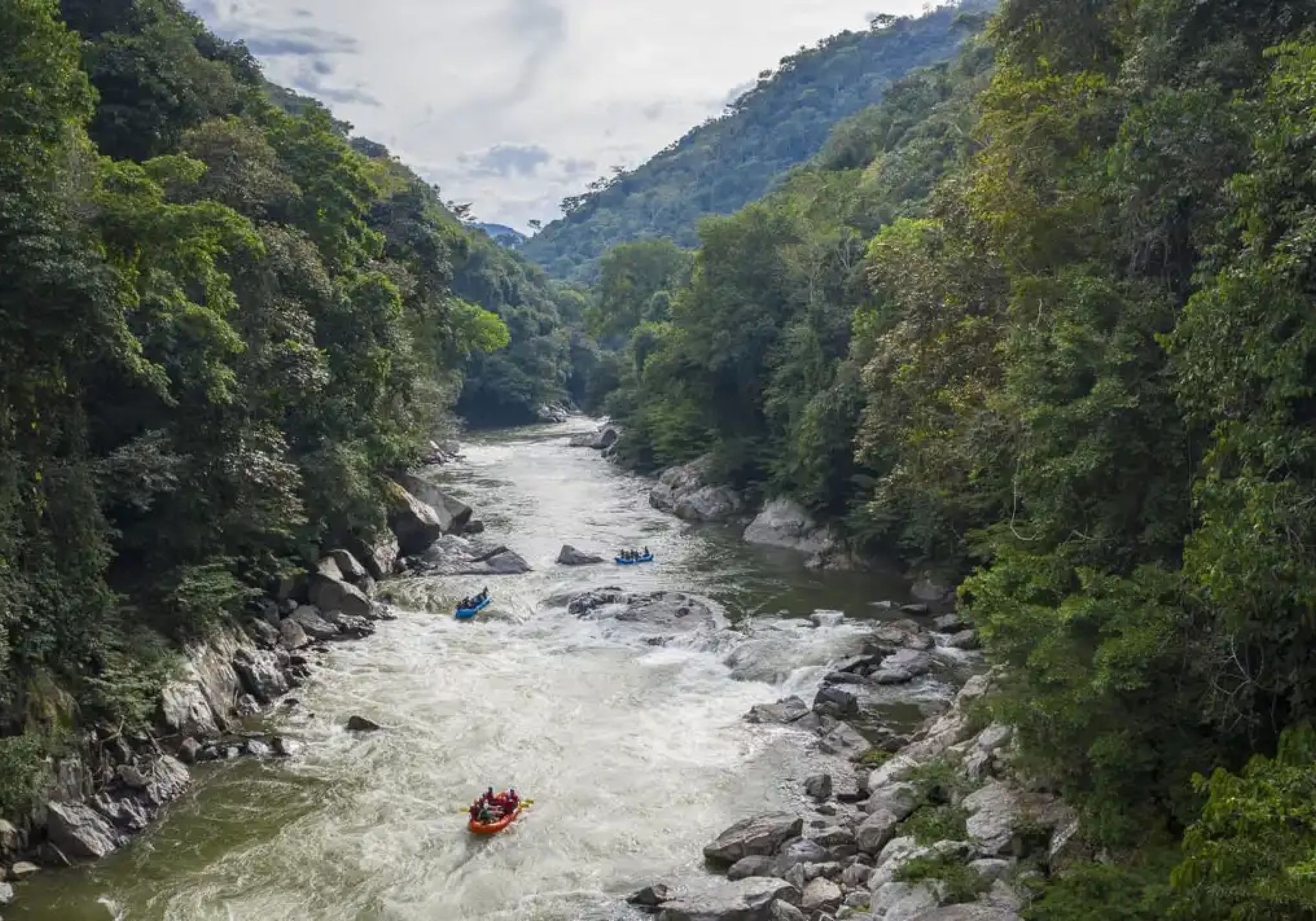 rafting through colombian jungle