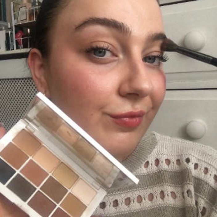 megan holding up a eyeshadow pallette