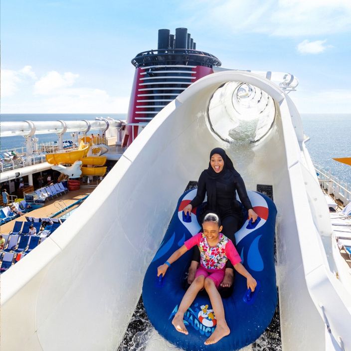 Goofy on a beach in front of disney cruise in the caribbean