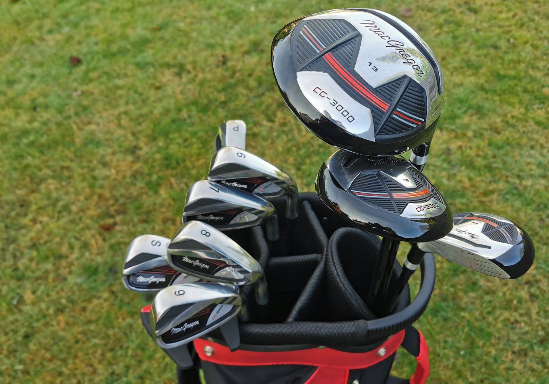 Macgregor CG3000 Golf Club Set on grass