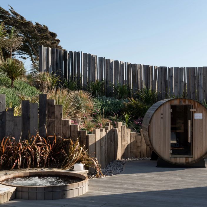 Three Mile Beach chalet outdoors with sauna, hot tub and BBQ