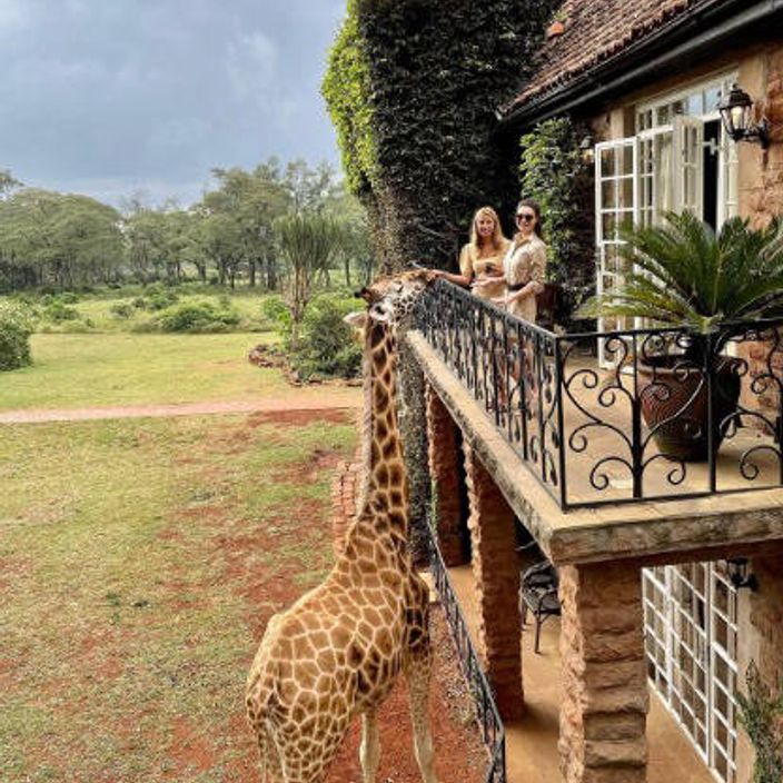 2 girls at the giraffemanor