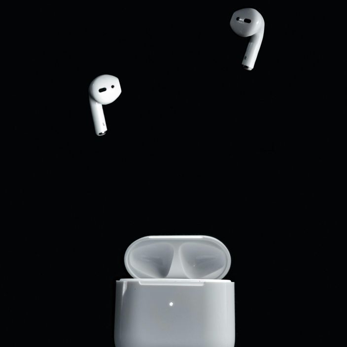 A women talking on the phone wearing airpods